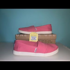 (✨NWT✨)Tom’s Classic Slip On Shoes(✨NWT✨)